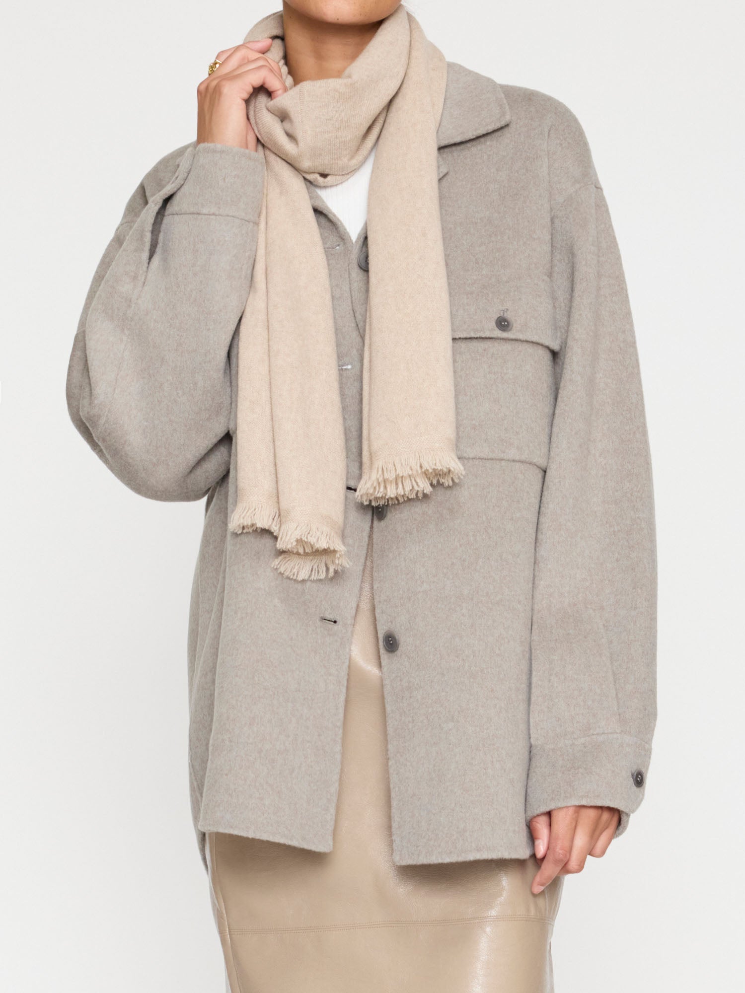The cashmere neck scarf