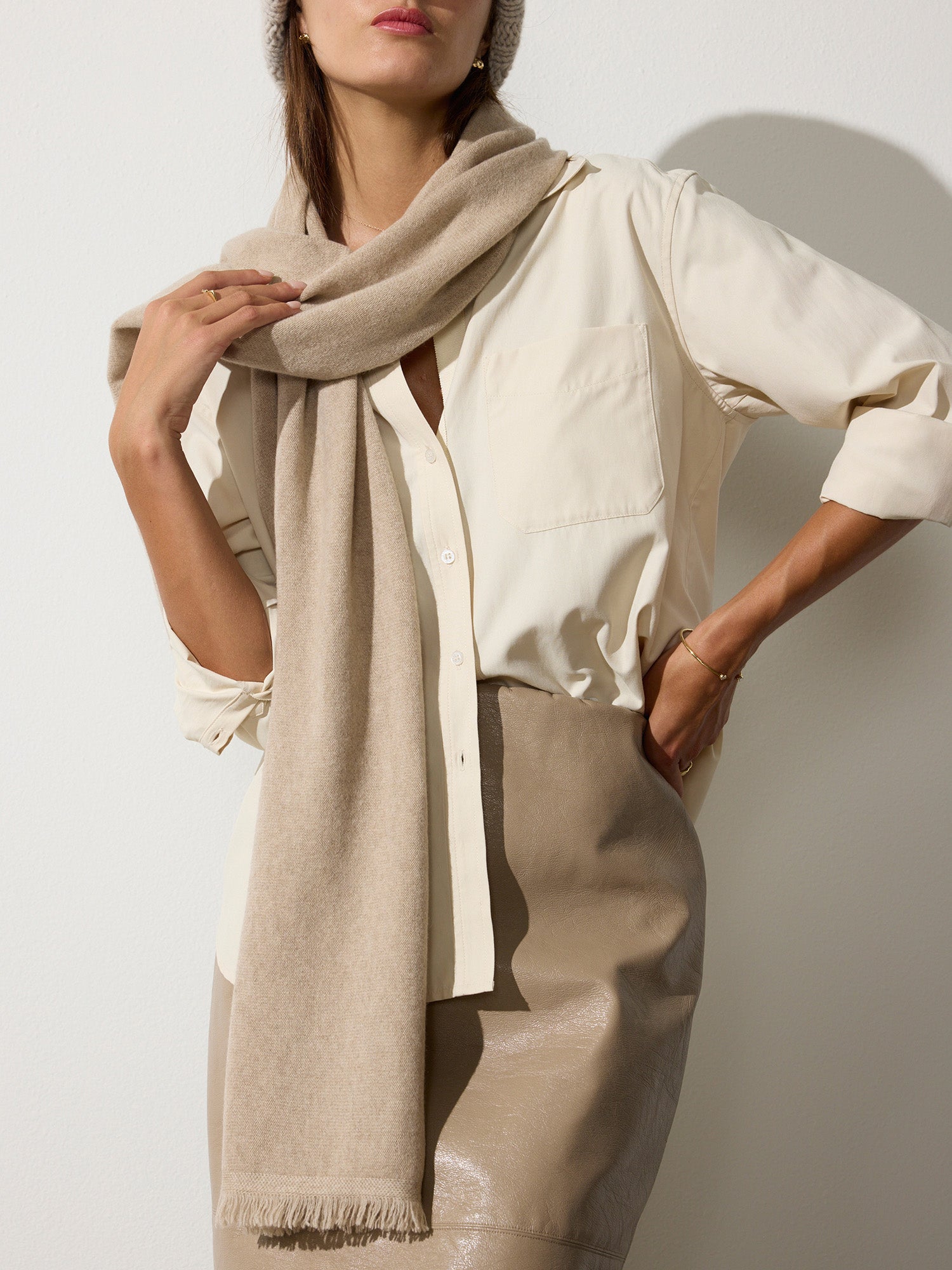 The cashmere neck scarf