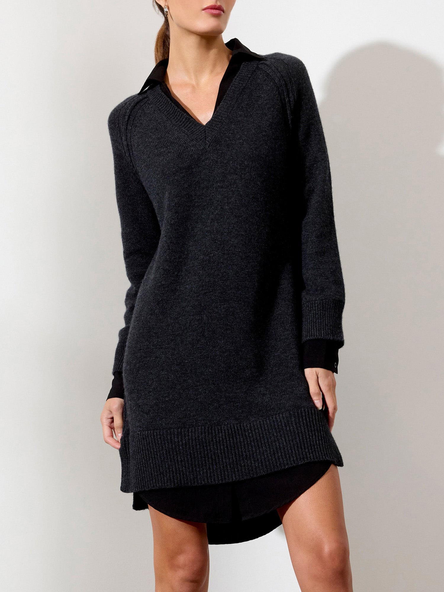 El vestido The Looker de escote en V con capas