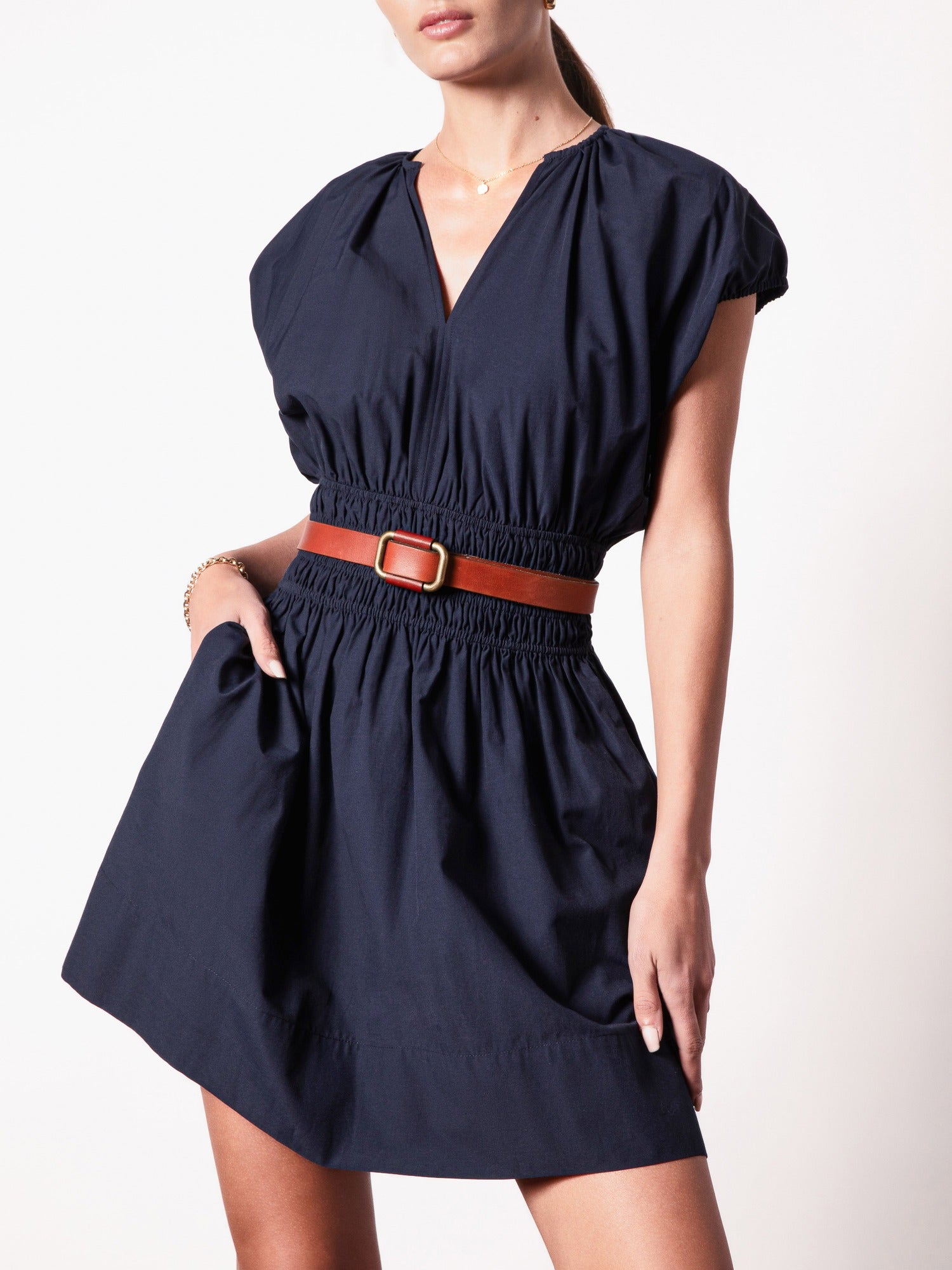 El vestido corto Mina