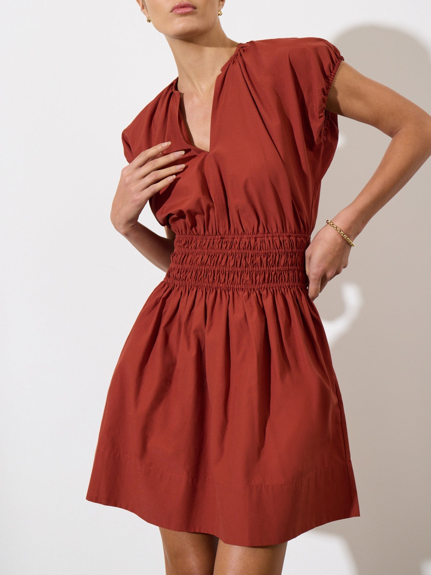 El vestido corto Mina