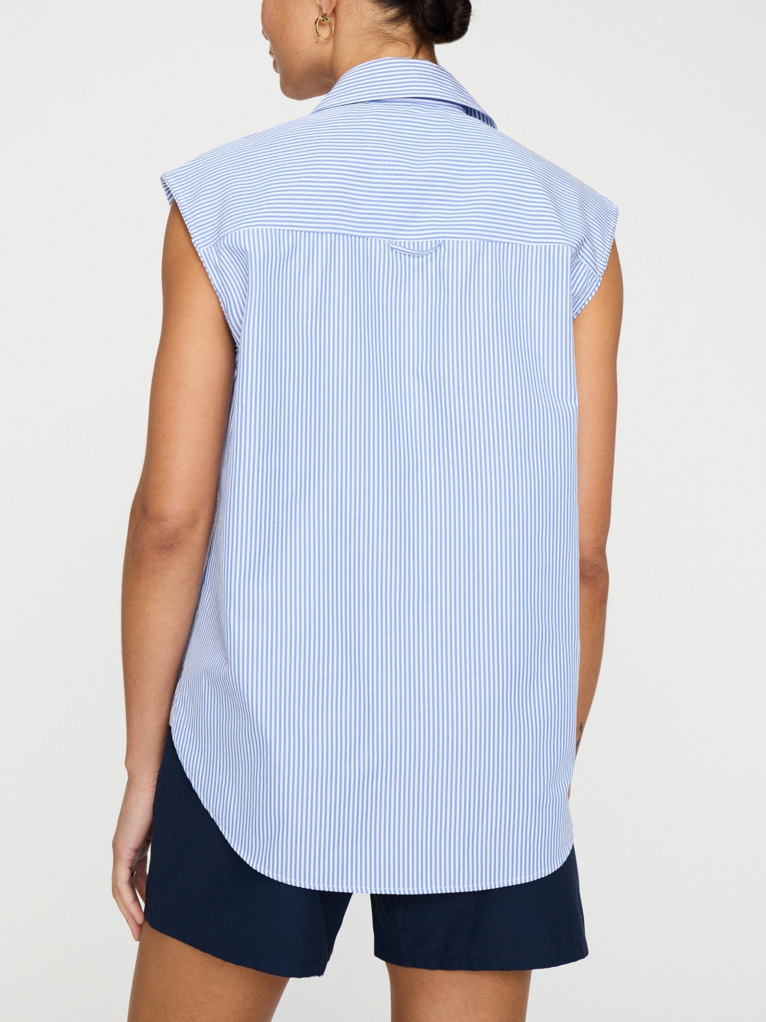 La camiseta sin mangas de rayas para diario