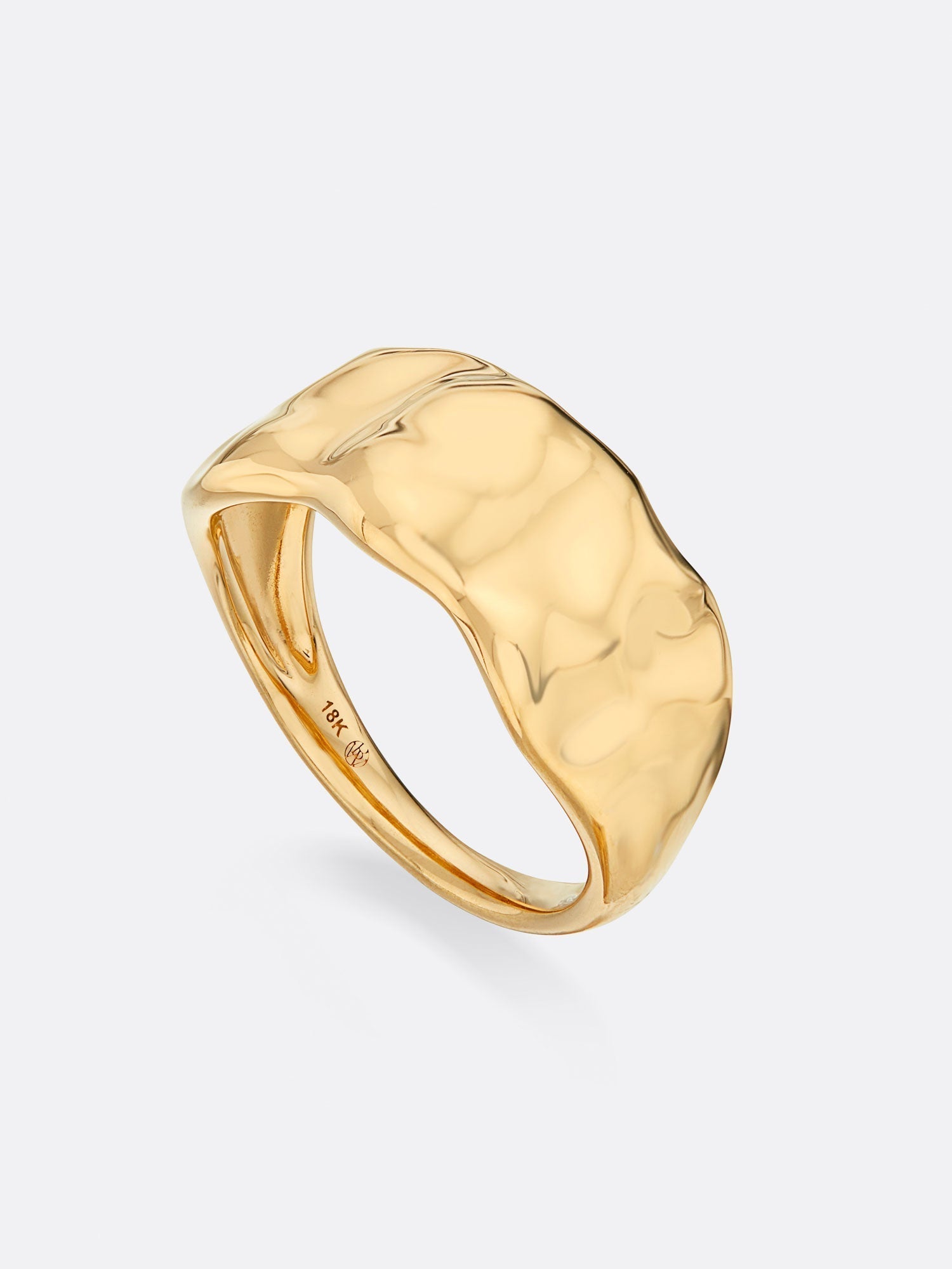 Anillo de banda fundida olas doradas