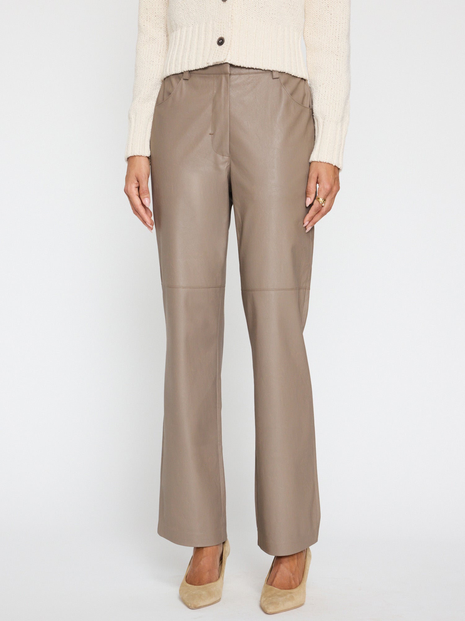 El pantalón Lara de piel vegana