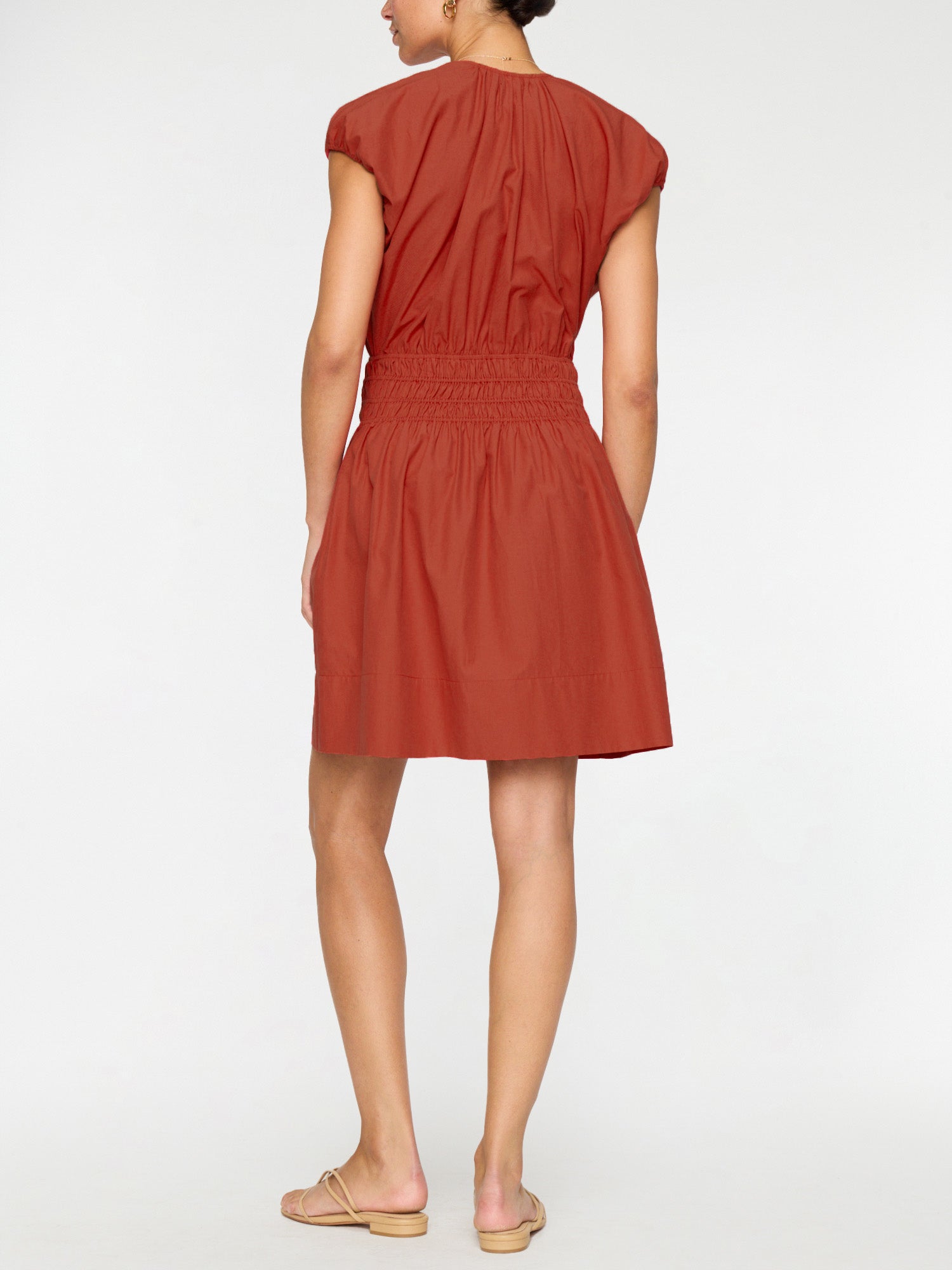 El vestido corto Mina