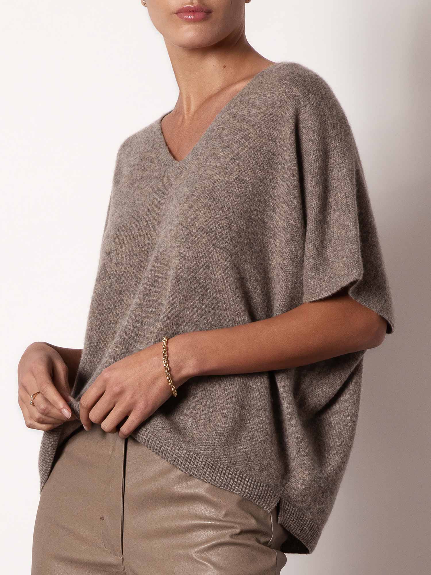 El jersey ophi de cachemira con cuello en V