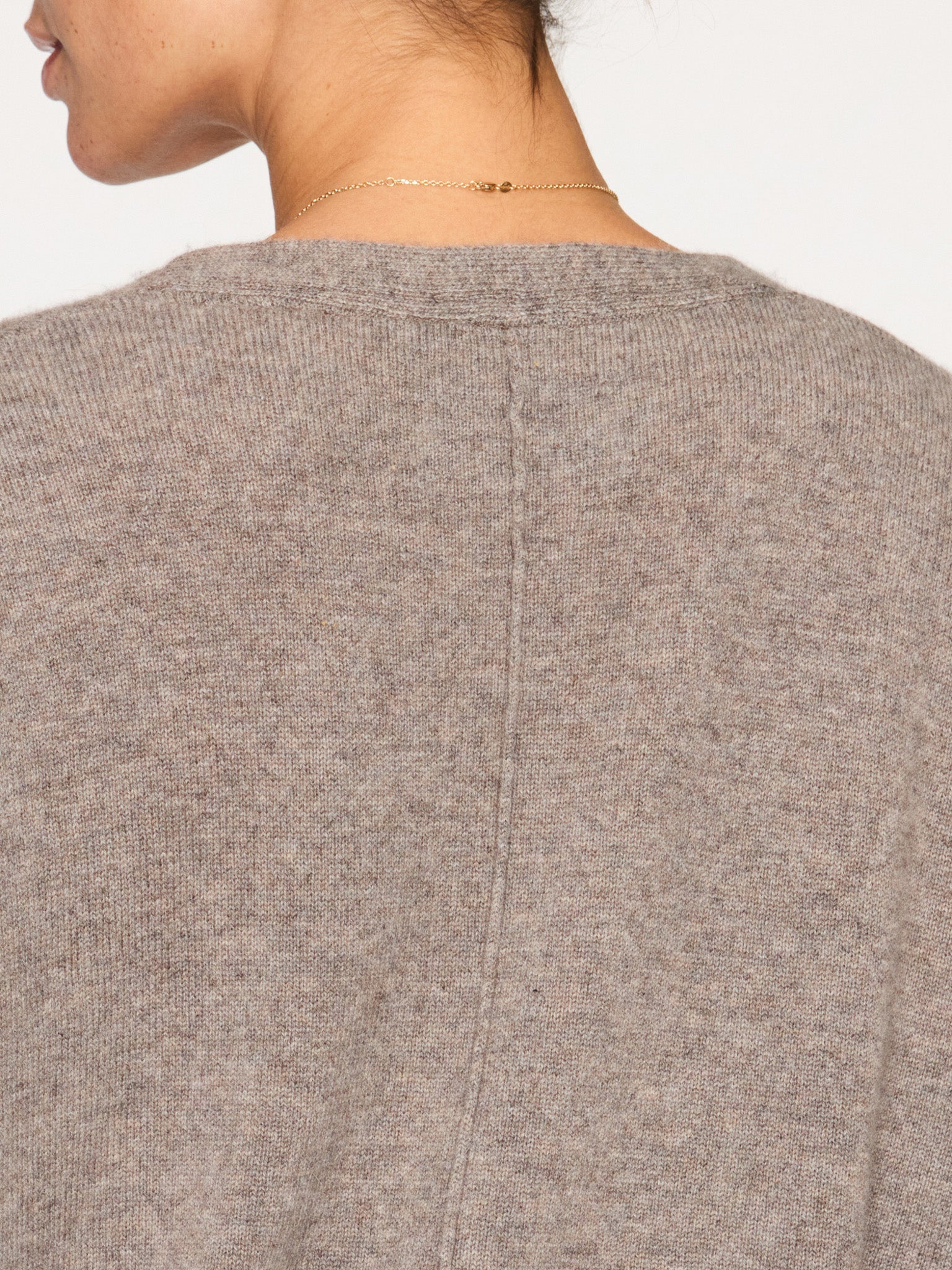 El jersey ophi de cachemira con cuello en V