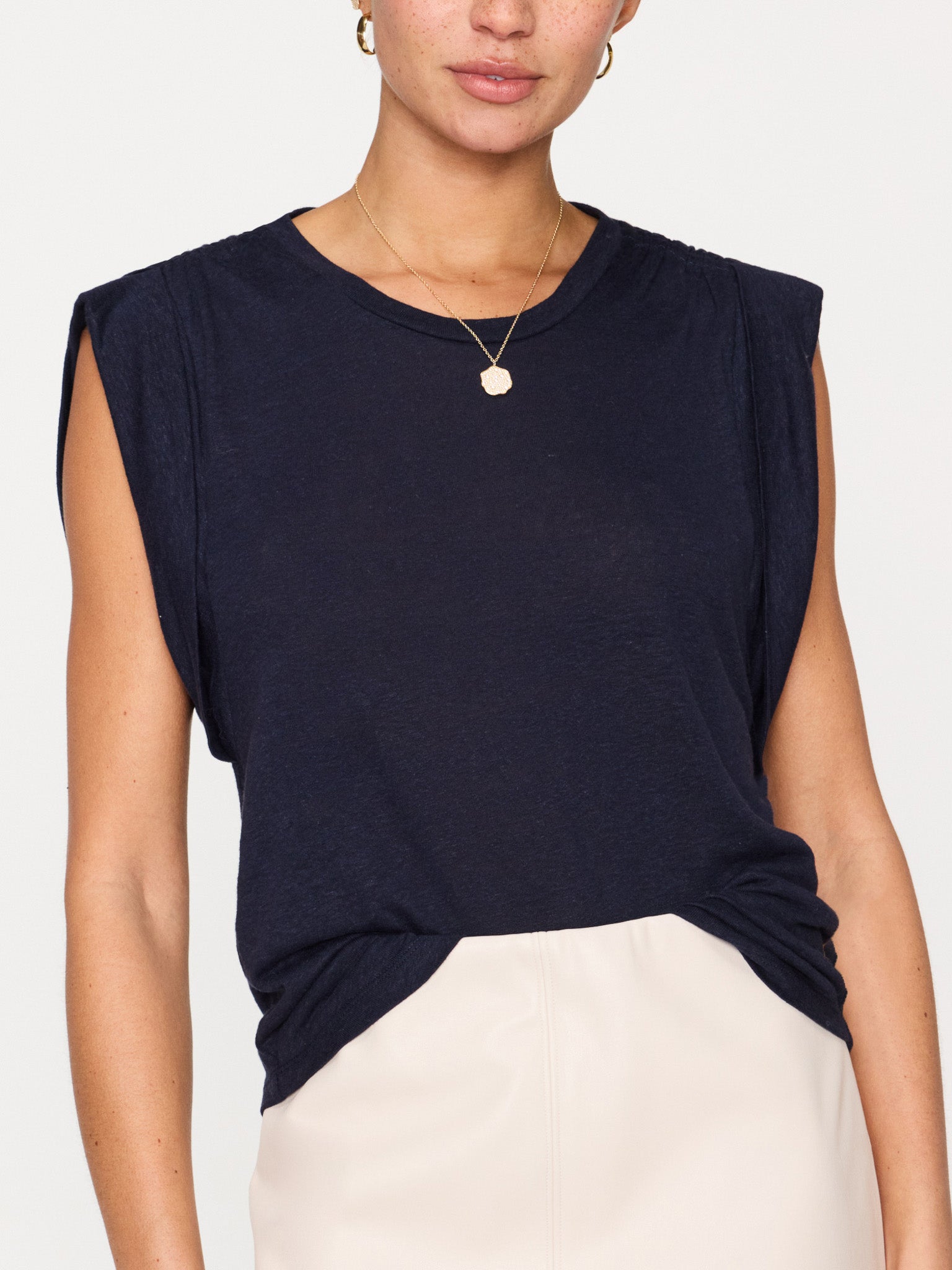 The reins tee
