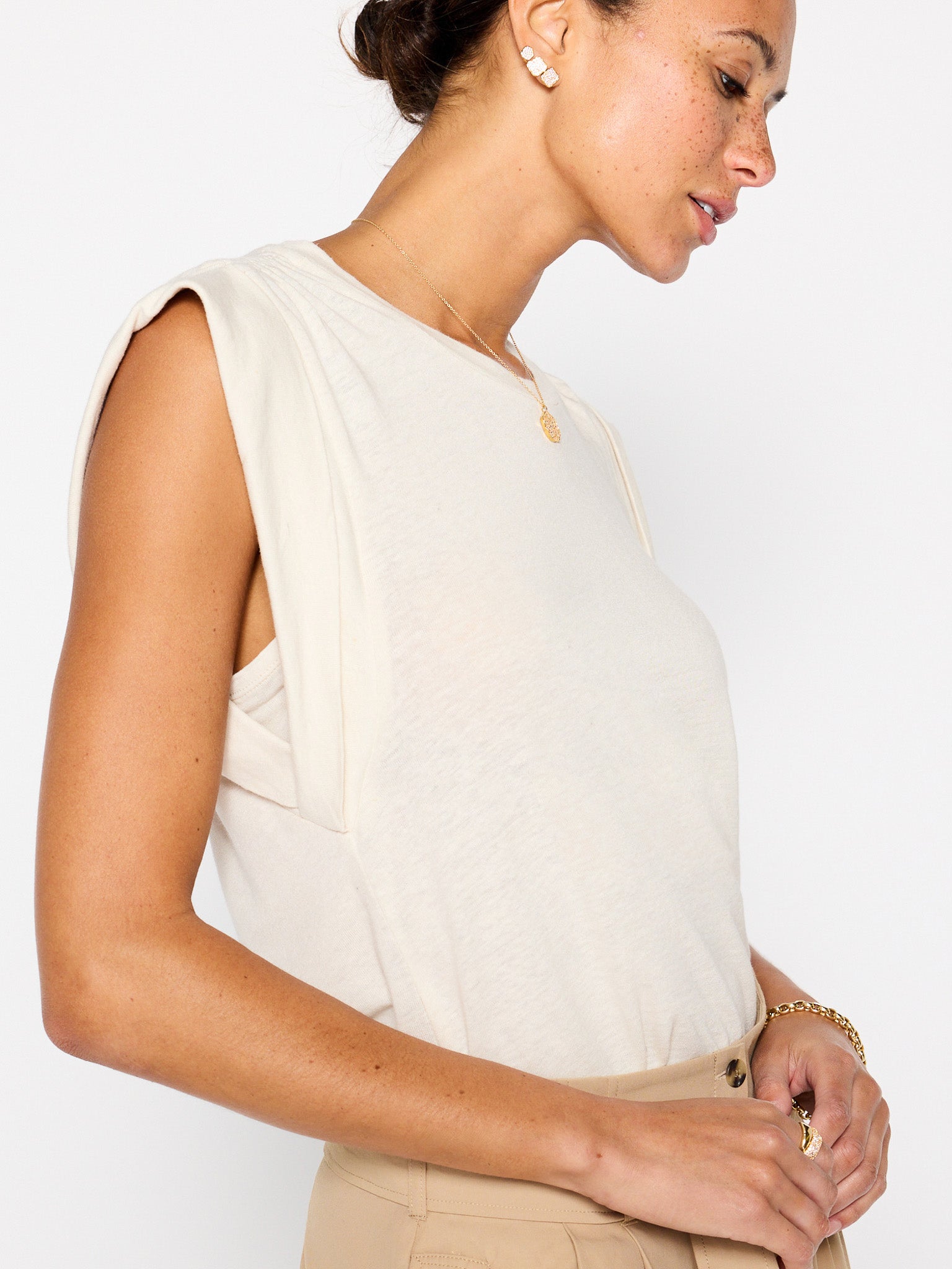 The reins tee
