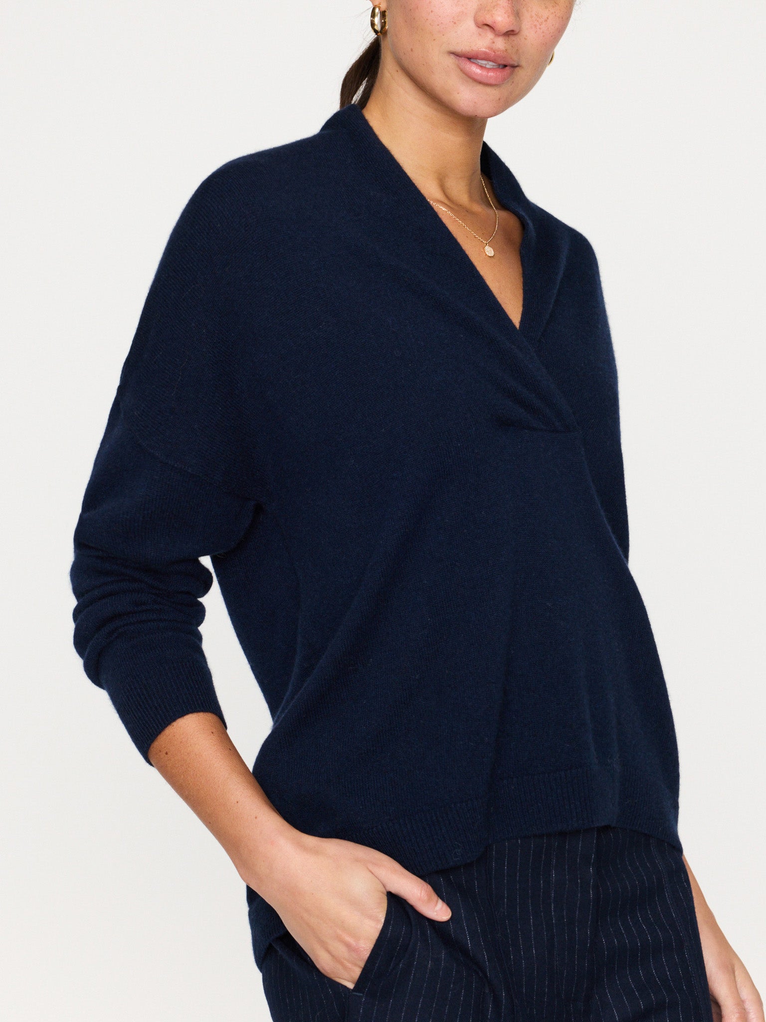 El jersey de cachemir Siena con cuello cruzado