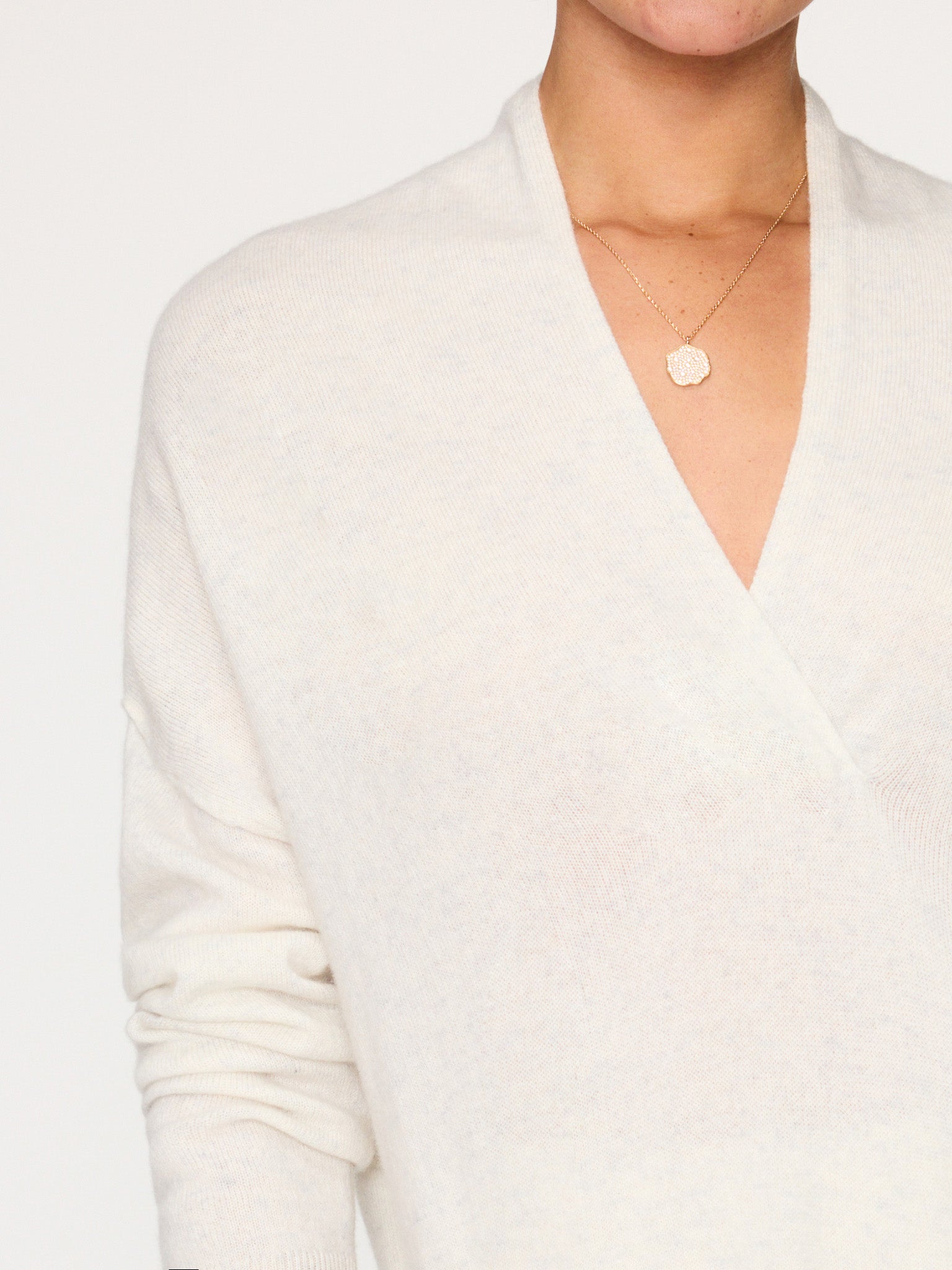 El jersey de cuello cruzado de cachemir Siena