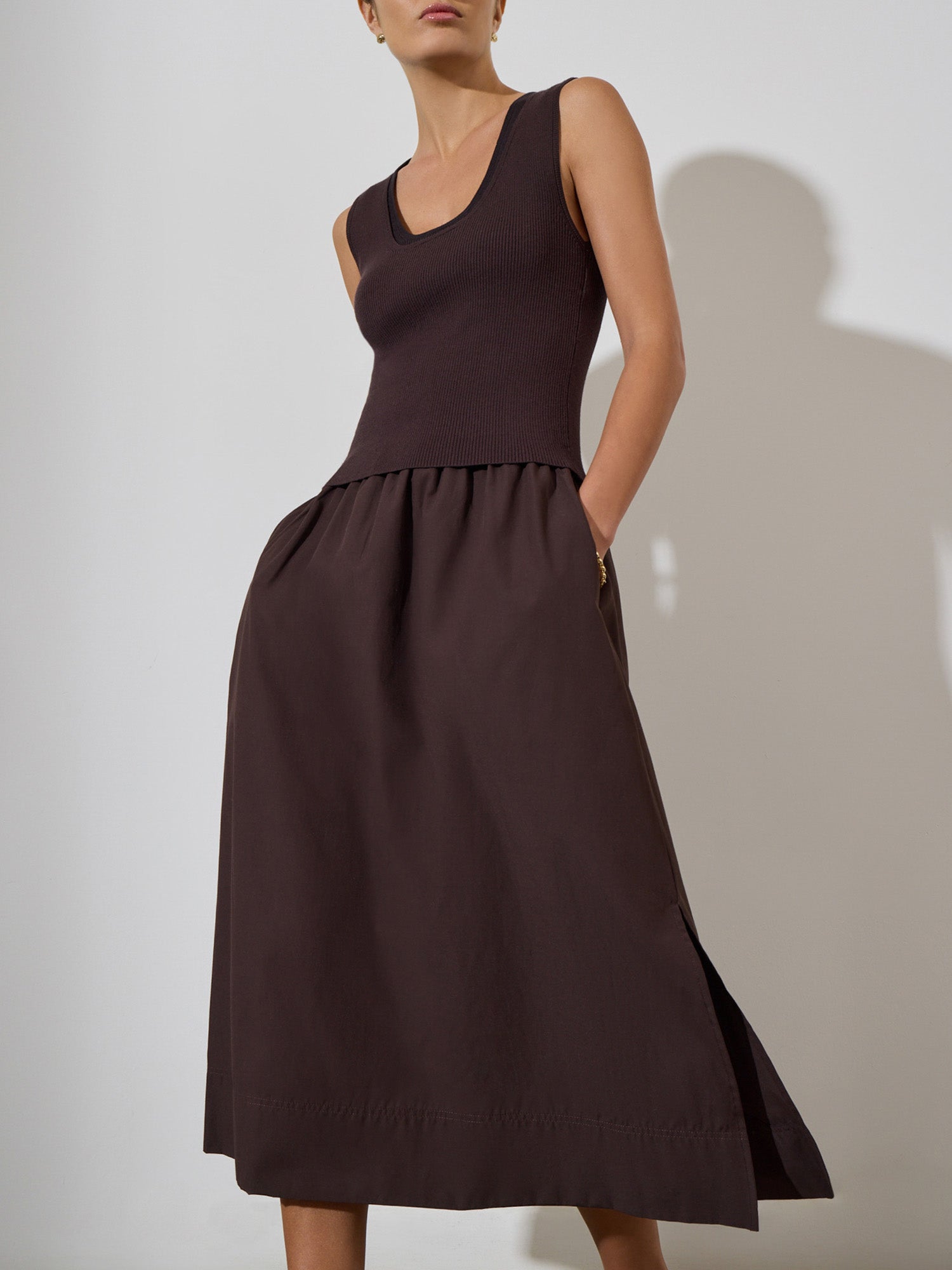 El vestido sin mangas Sofía