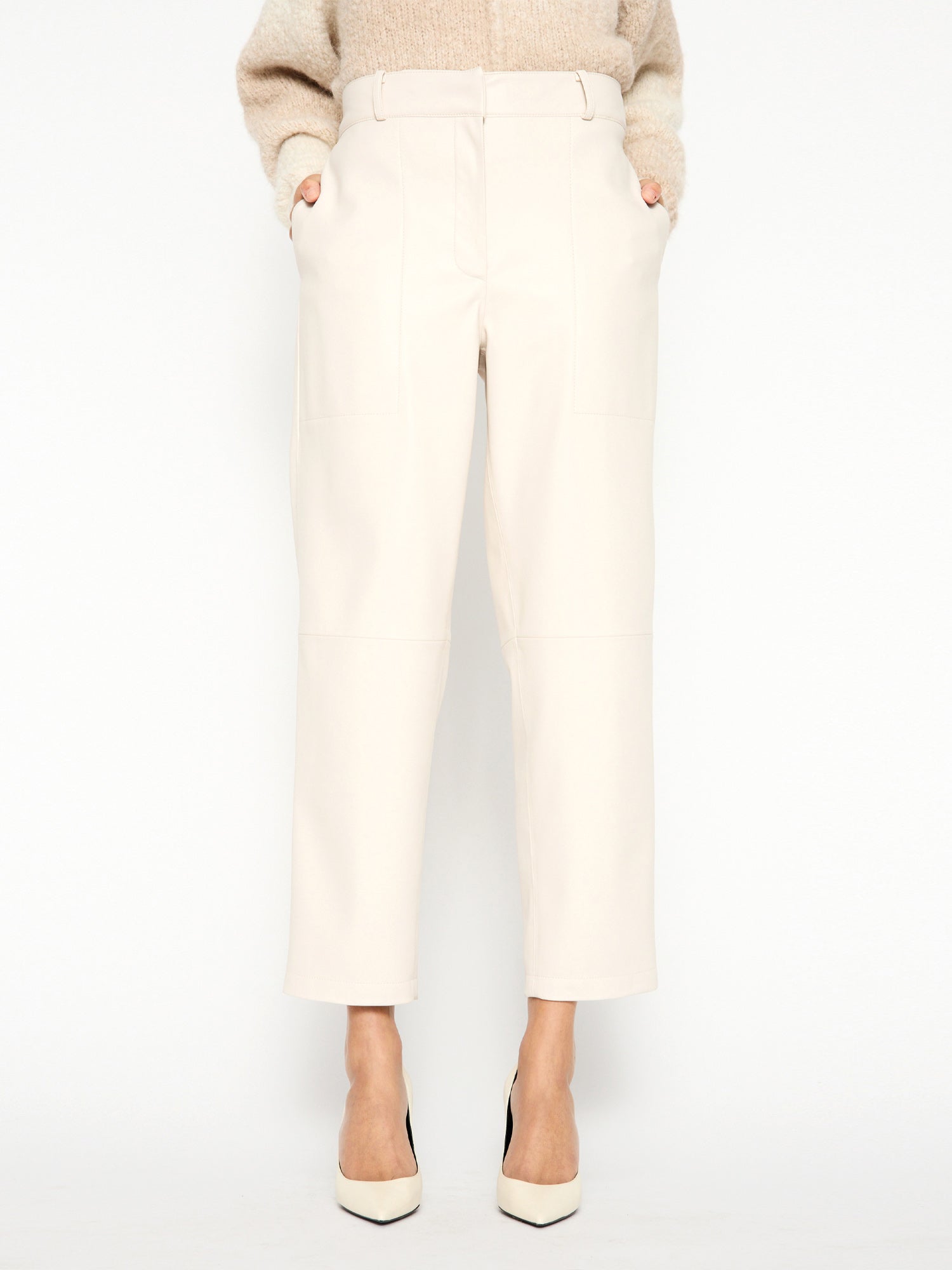 El pantalón de cuero vegano color piedra
