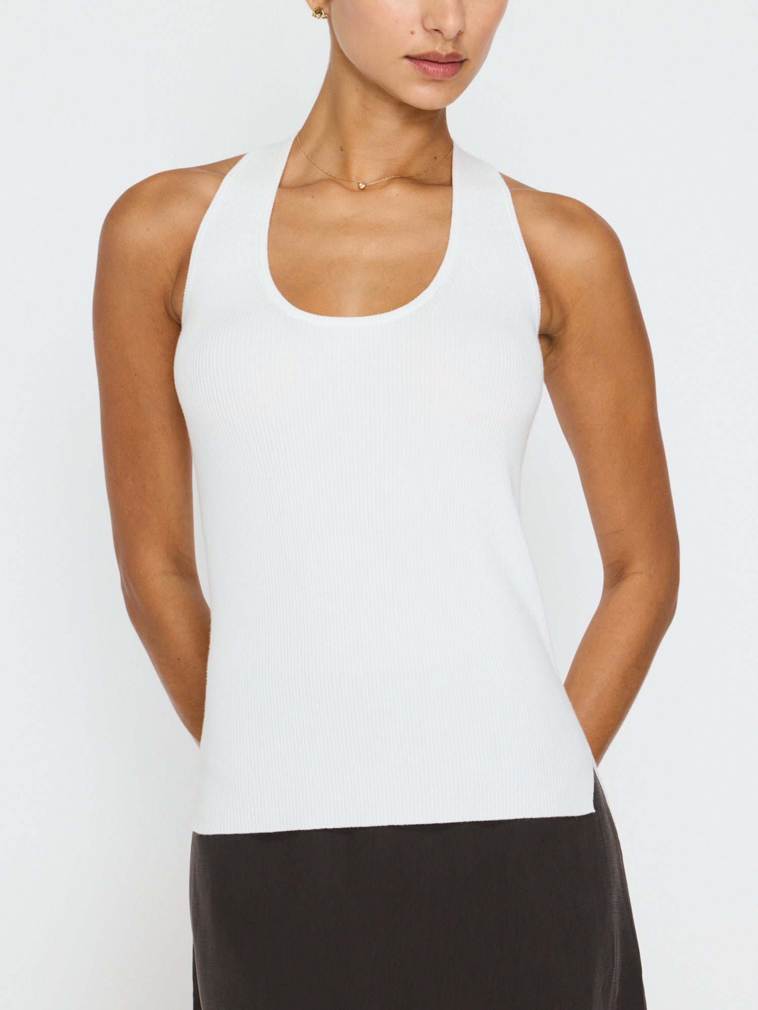 La camiseta sin mangas de canalé de tomi