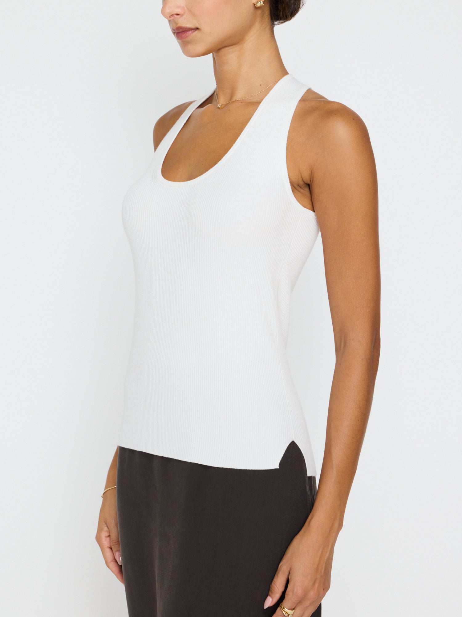 La camiseta sin mangas de canalé de tomi