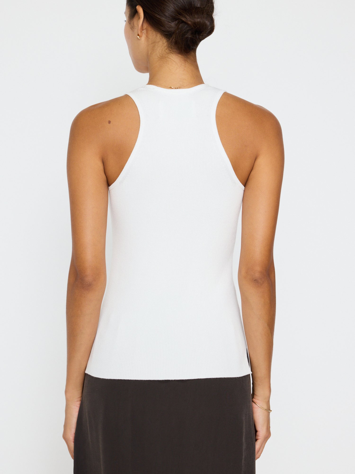 La camiseta sin mangas de canalé de tomi