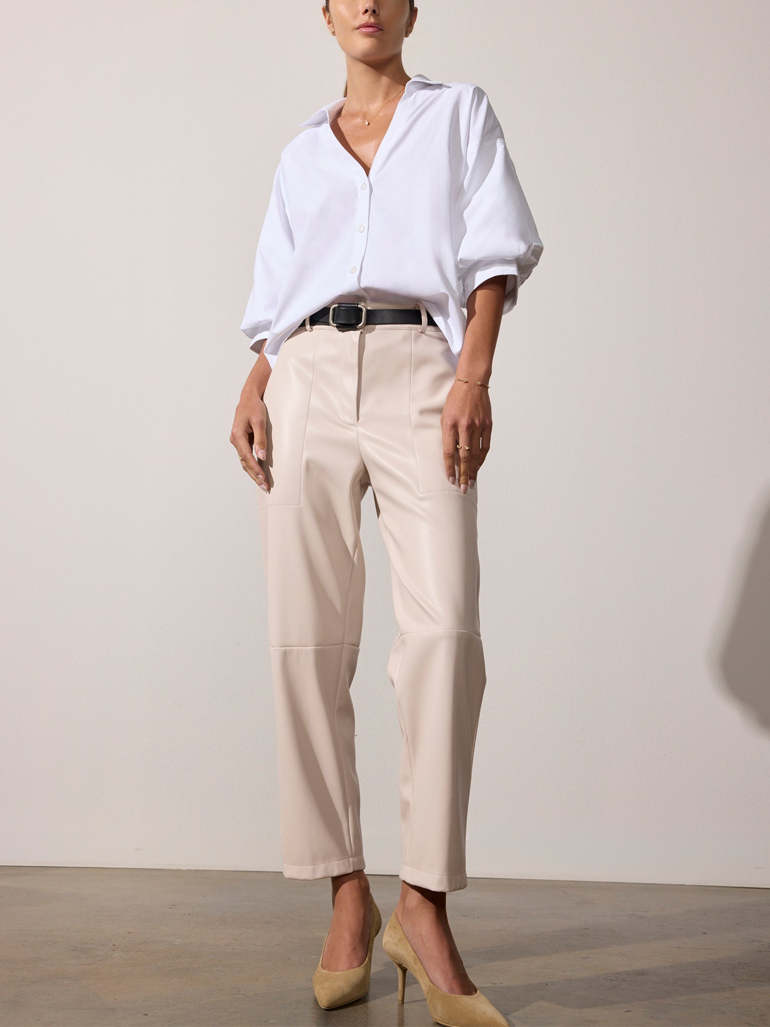 El pantalón de cuero vegano color piedra
