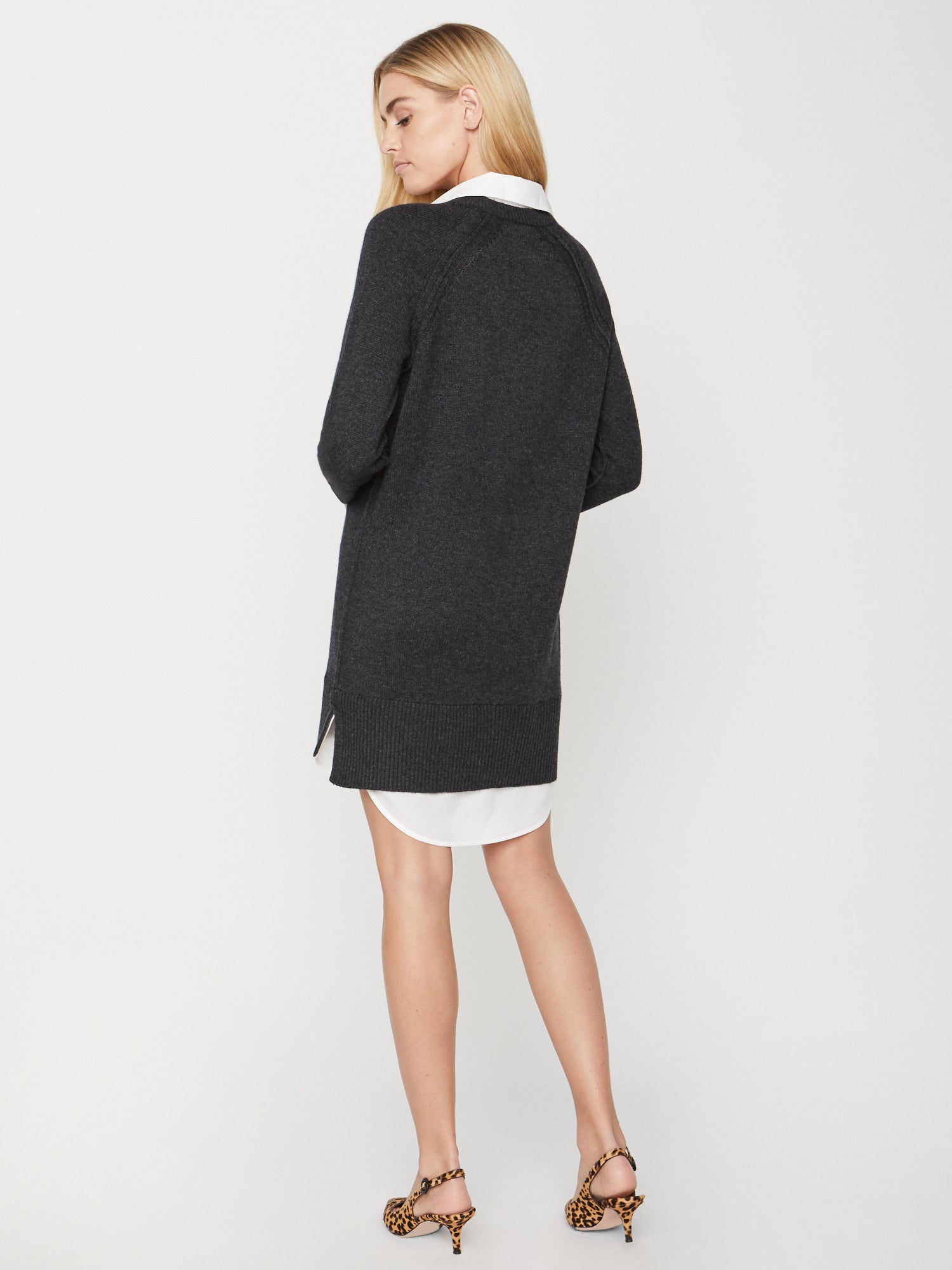 Vestido escotado en pico y capas The Looker