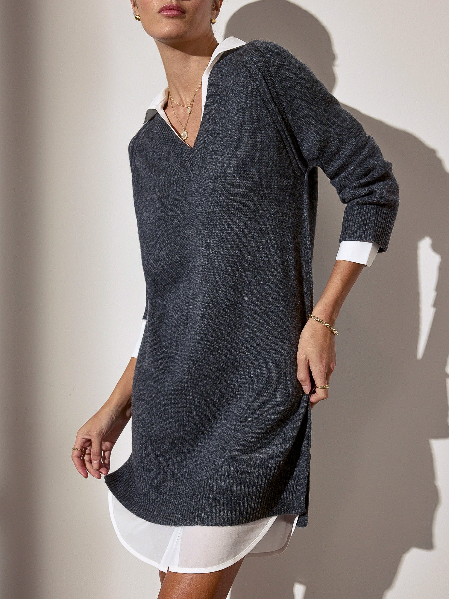 Vestido escotado en pico y capas The Looker