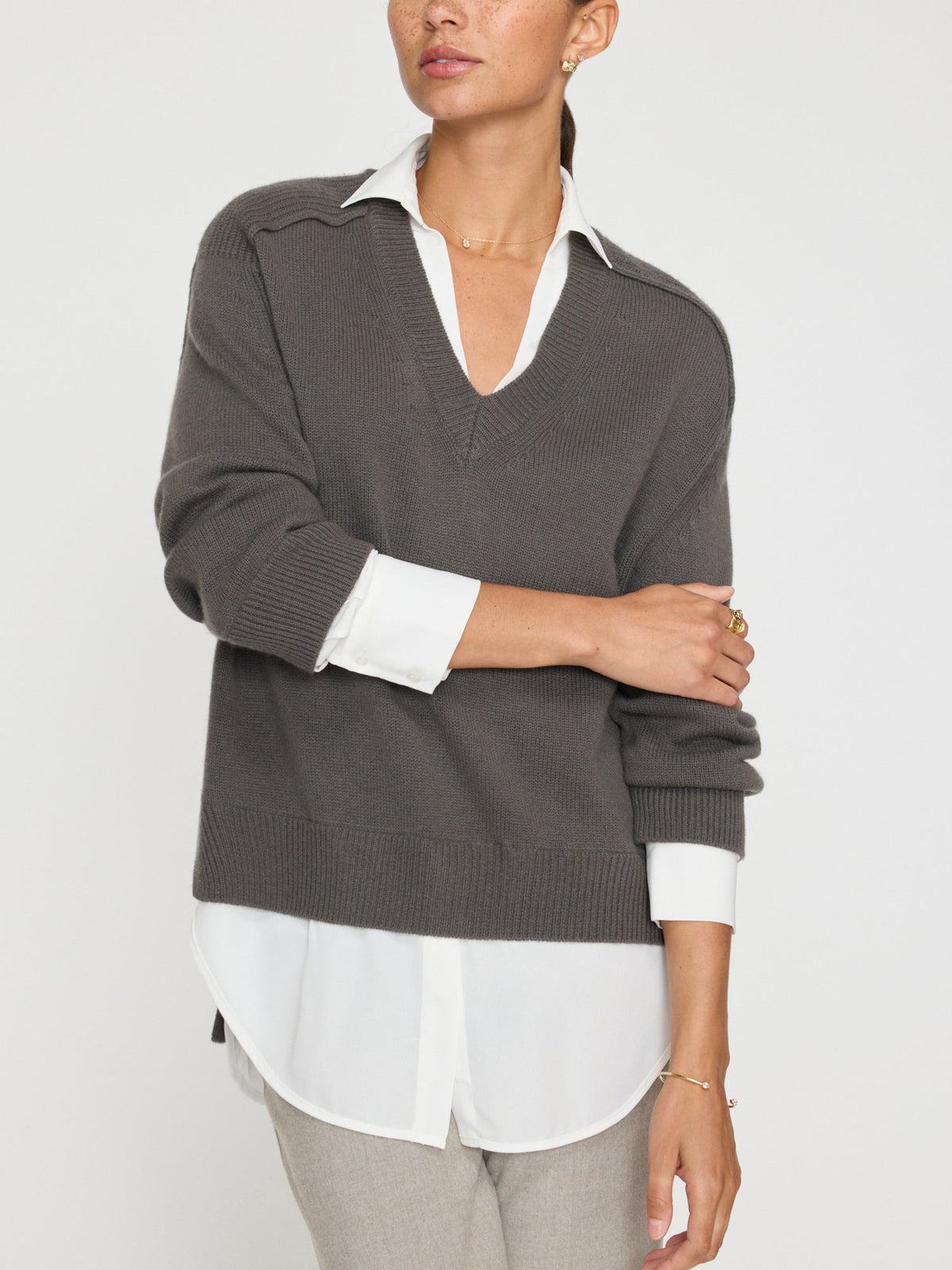 La camiseta escotada con cuello de pico y múltiples capas de Looker