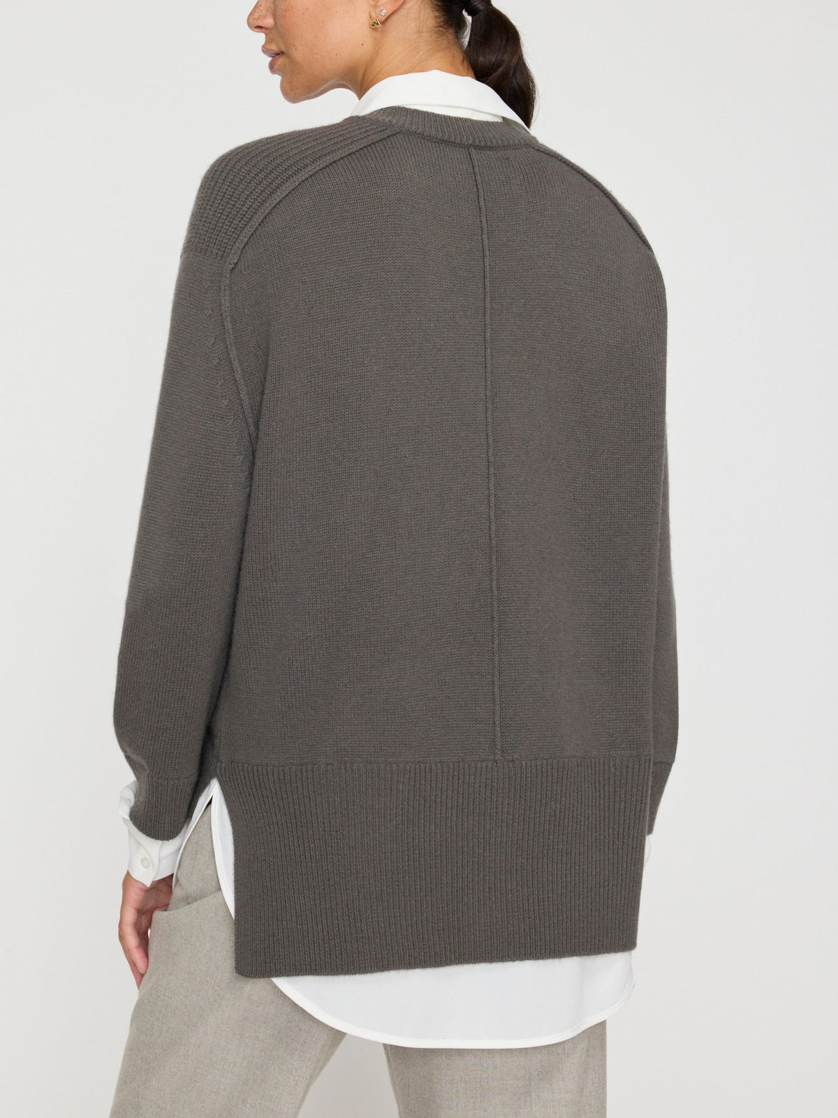La camiseta escotada con cuello de pico y múltiples capas de Looker