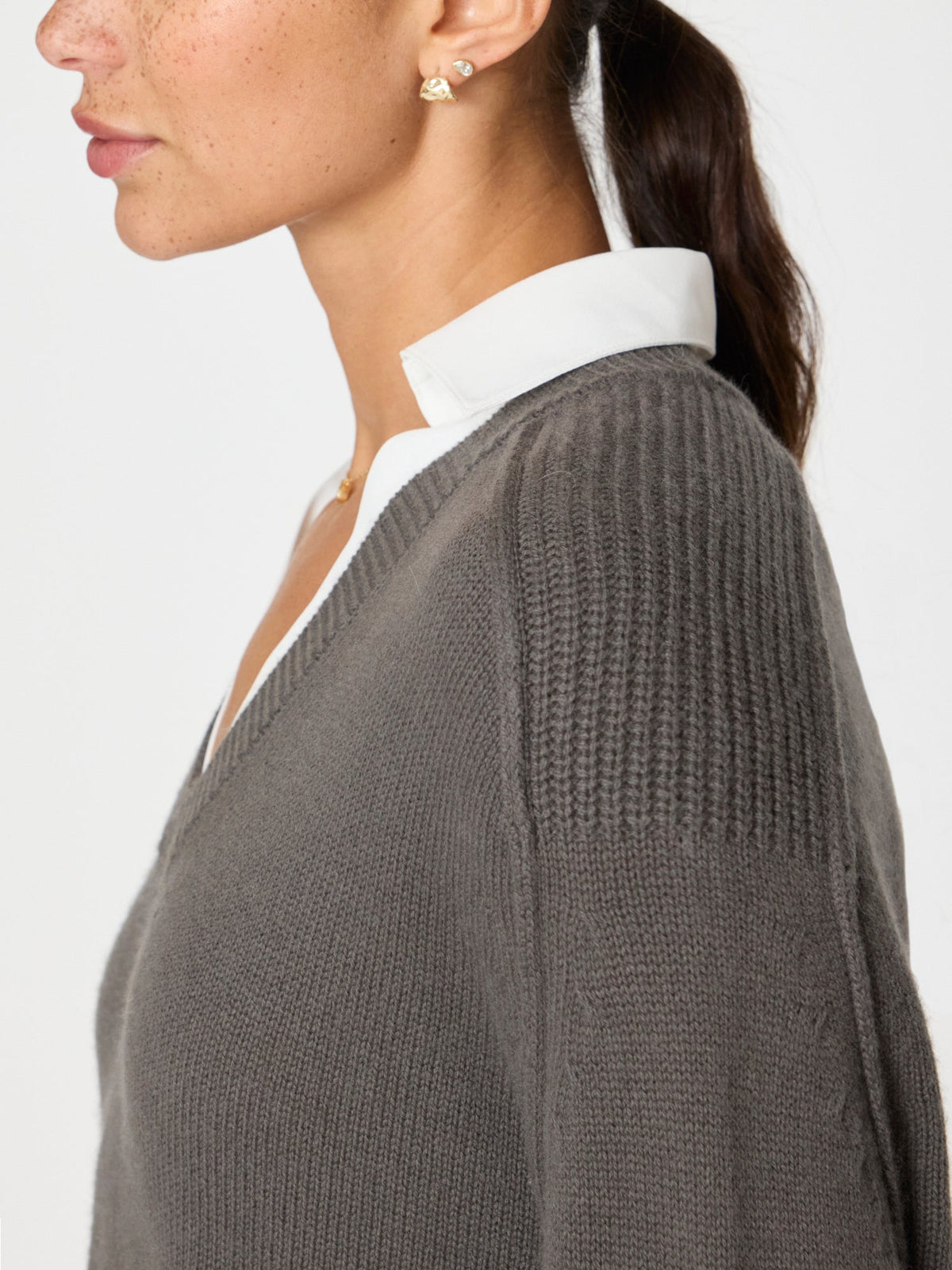 La camiseta escotada con cuello de pico y múltiples capas de Looker