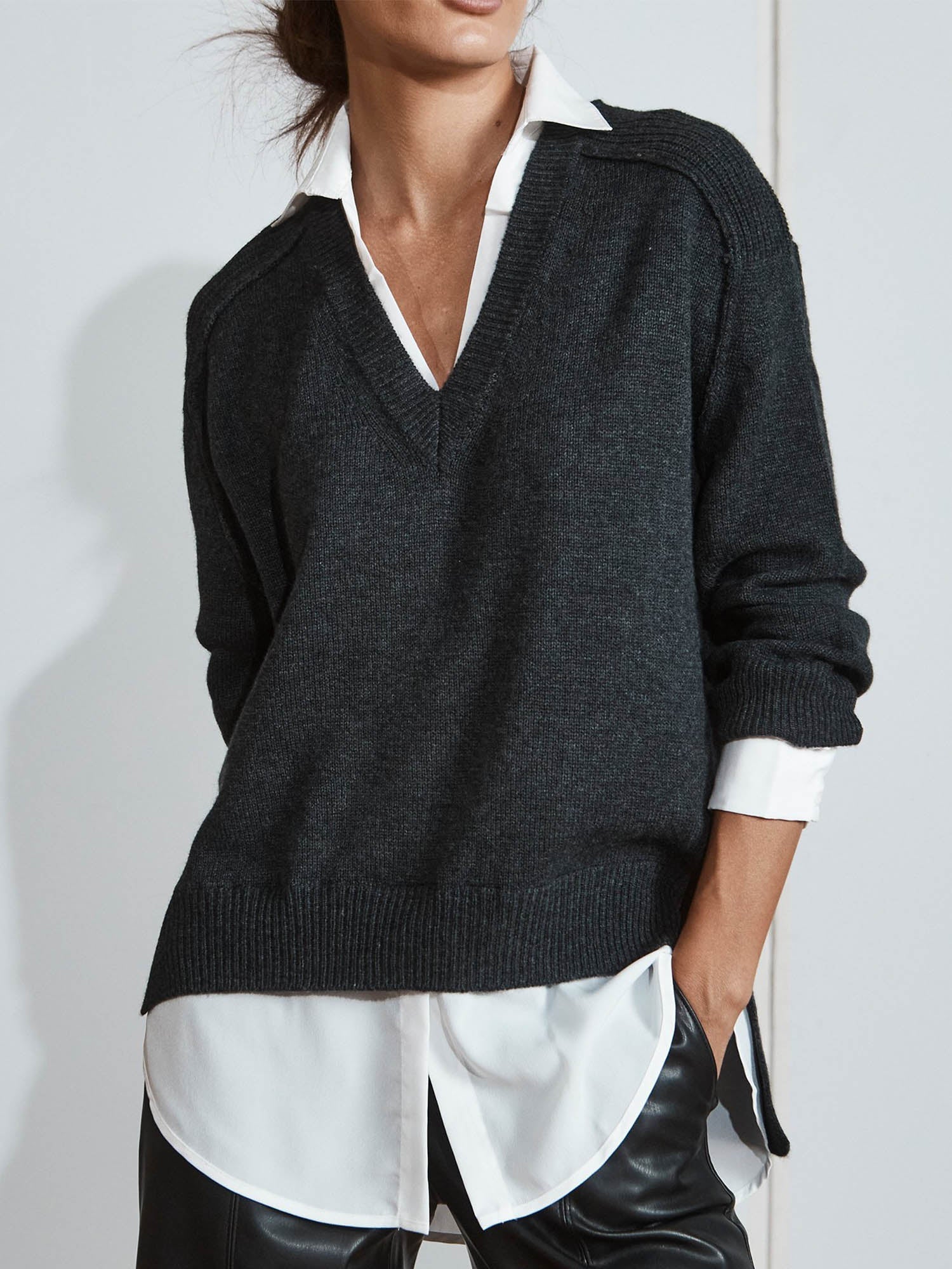 La camiseta de tirantes con cuello de pico de Looker