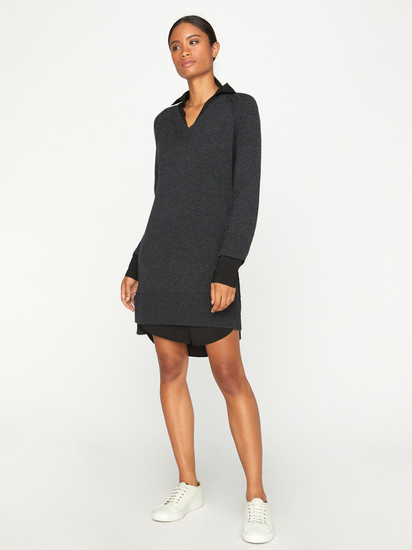 El vestido The Looker de escote en V con capas