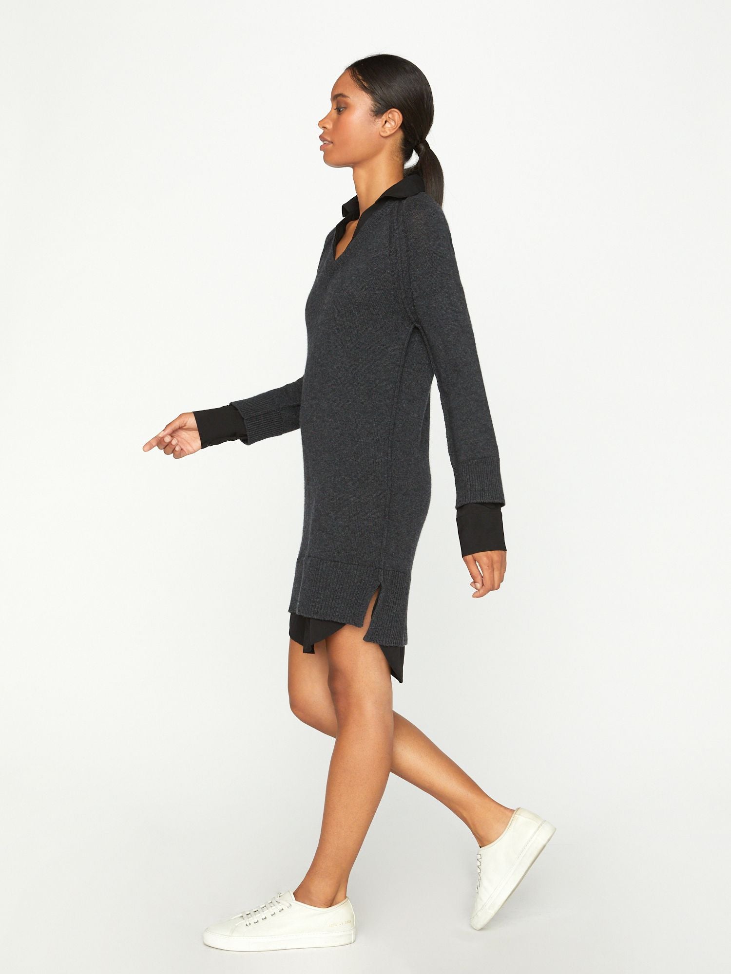 El vestido The Looker de escote en V con capas