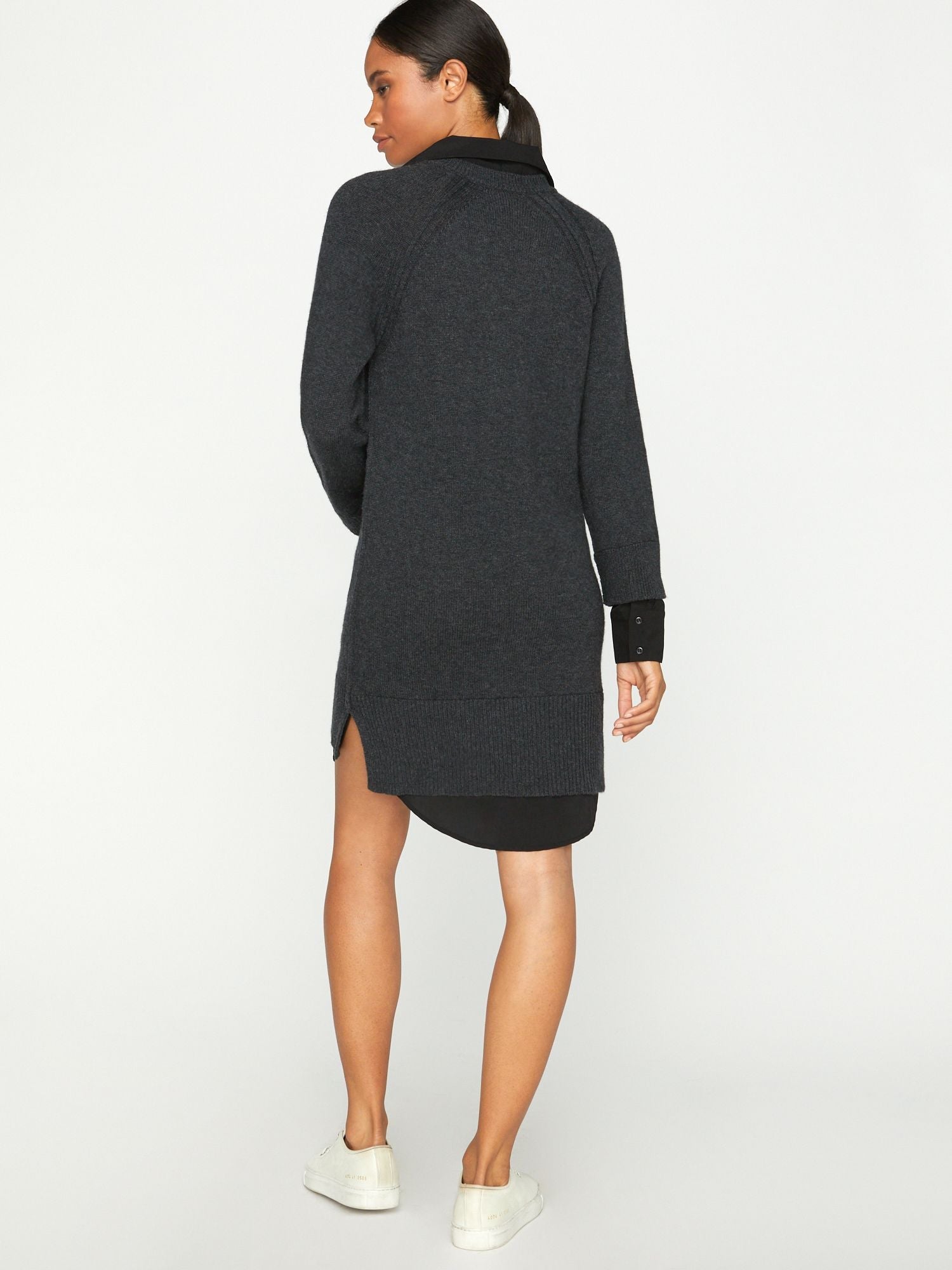El vestido The Looker de escote en V con capas
