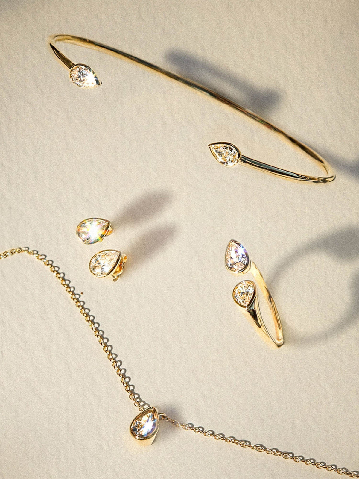 Romance pear diamond droplet bracelet