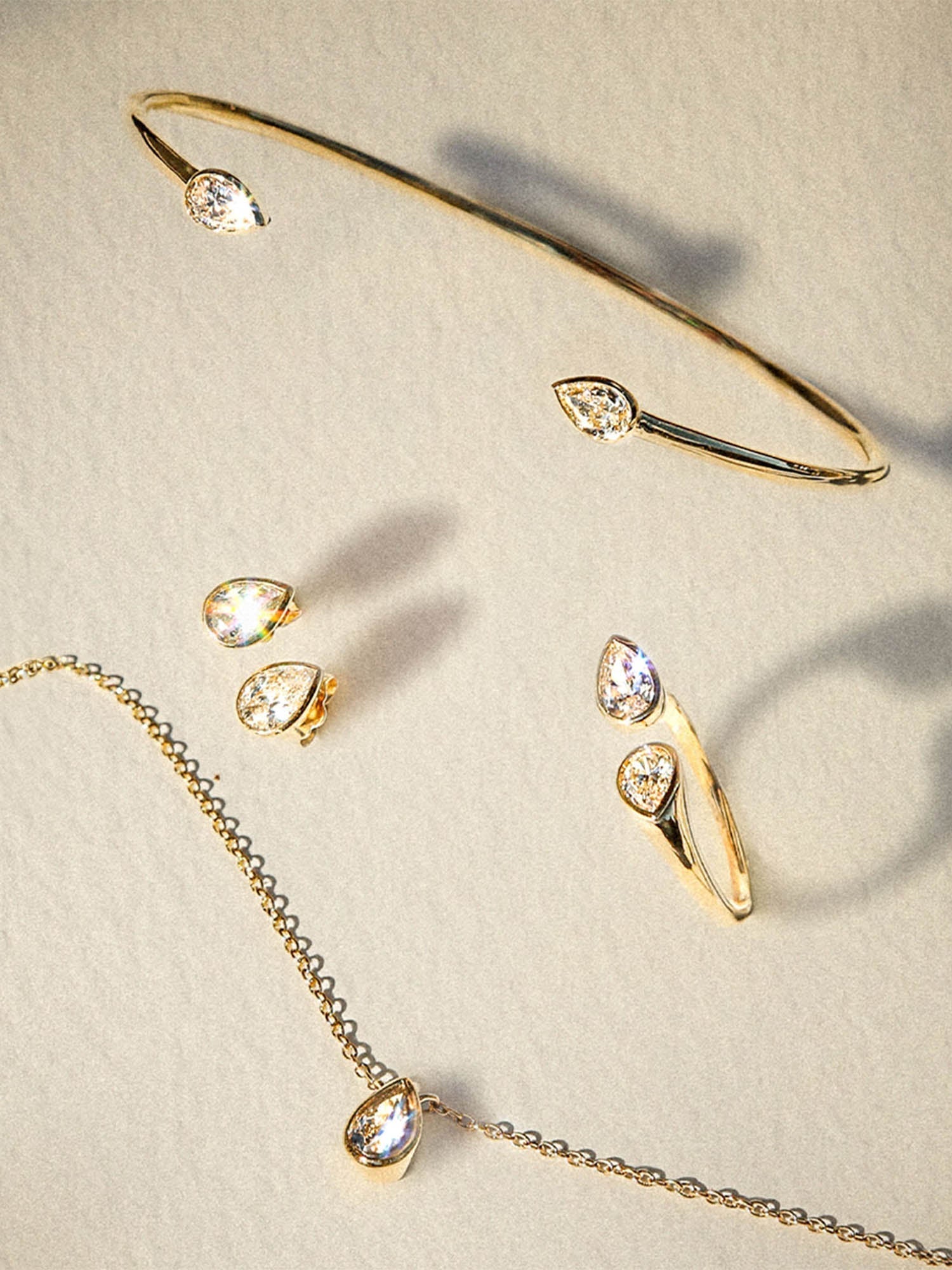 Pendientes de lágrima de diamante pera Romance
